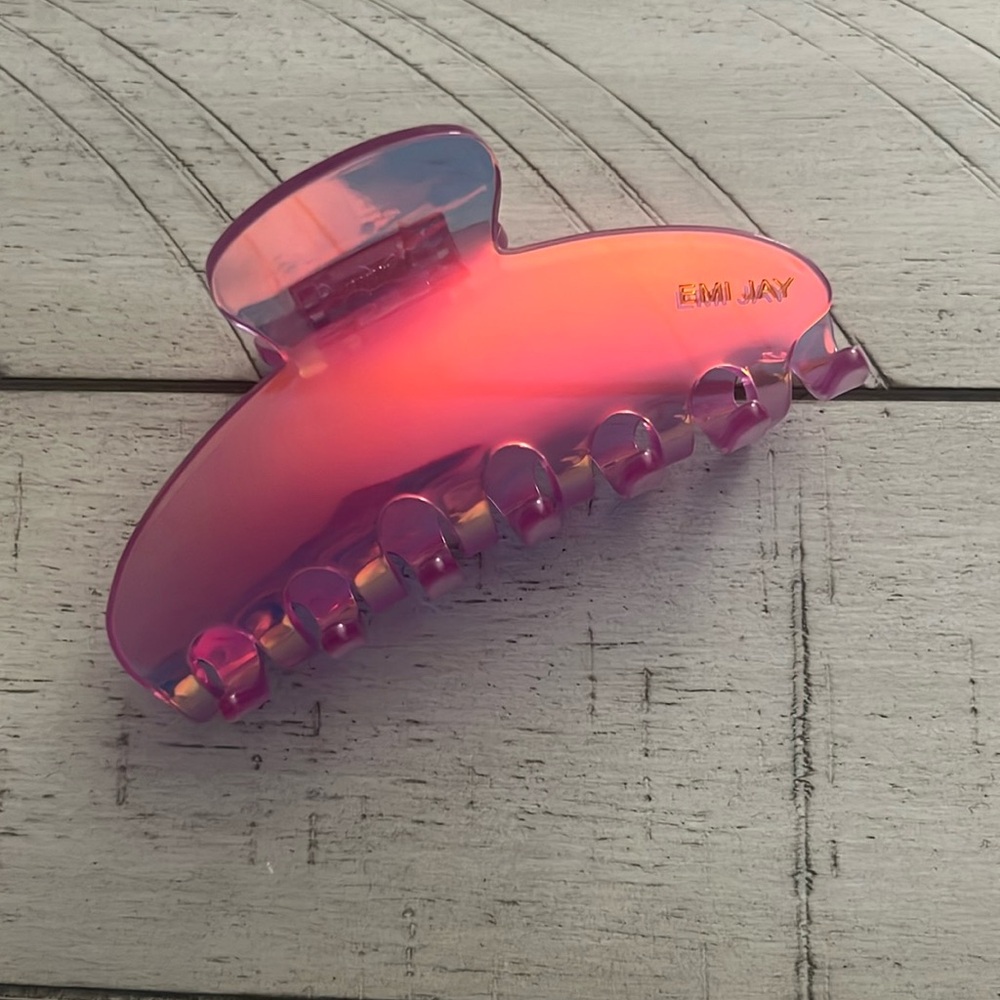 Emi Jay clip